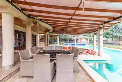 5 Bed House with En Suite in Ridgeways - 2