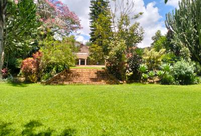 6 Bed House with En Suite in Lavington - 3