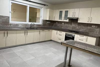 3 Bed Apartment with En Suite in Rhapta Road