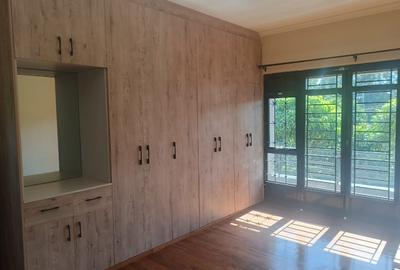 5 Bed Townhouse with En Suite at Runda - 2