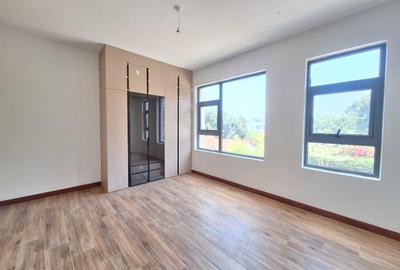 5 Bed Townhouse with En Suite at Lavington - 4