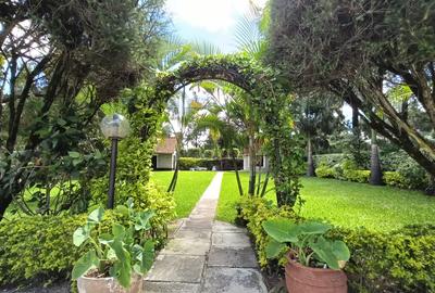 4 Bed House with En Suite in Ridgeways - 3