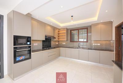 4 Bed Apartment with En Suite at 2Nd Avenue - 3