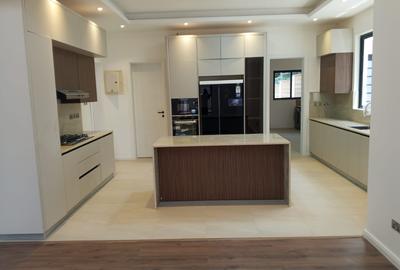 5 Bed Townhouse with En Suite in Lavington - 4