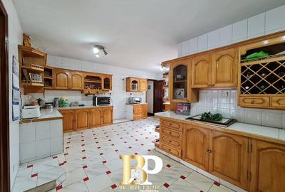 5 Bed House with En Suite in Nyari