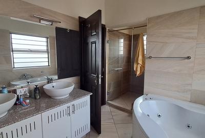 2 Bed Apartment with En Suite in Kilimani - 3