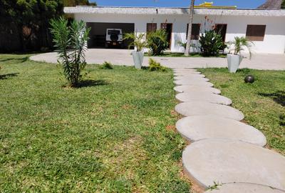 4 Bed Villa with En Suite at Paparemo - 4