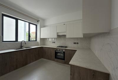 3 Bed Apartment with En Suite in Brookside - 2