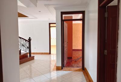 5 Bed House with En Suite in Runda - 2