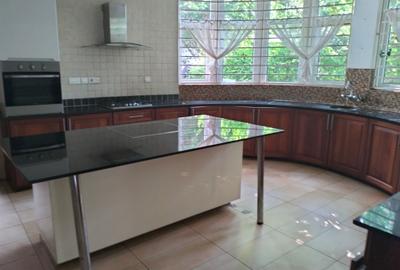 5 Bed Townhouse with En Suite in Rosslyn - 4