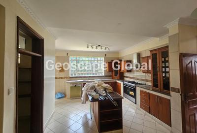 5 Bed House with En Suite in Runda