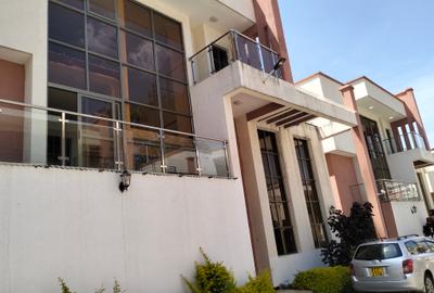 5 Bed Townhouse with En Suite in Lavington