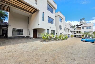 5 Bed Townhouse with En Suite at Manyani East. - 2