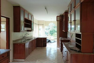 5 Bed Townhouse with En Suite in Rosslyn