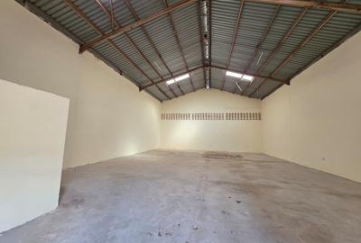 3,500 ft² Warehouse with Parking in Industrial Area