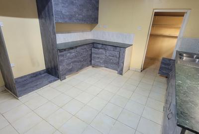 5 Bed House with En Suite at Mountain View Estate - 4