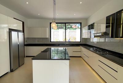 6 Bed Villa with En Suite in Spring Valley - 4