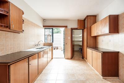 5 Bed Townhouse with En Suite in Lavington