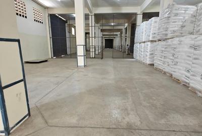 38,400 ft² Warehouse with Backup Generator in Industrial Area - 4