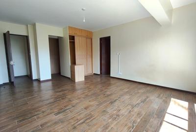 3 Bed Apartment with En Suite in Brookside - 4