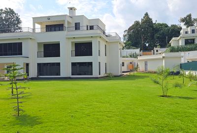6 Bed House with En Suite at Loresho Road - 2