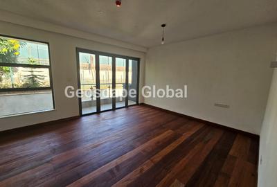 3 Bed Apartment with En Suite in Rosslyn