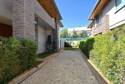 5 Bed House with En Suite in Lavington - 3