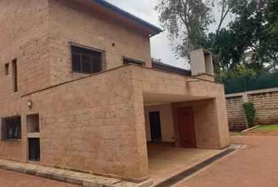 5 Bed Villa with En Suite in Lavington