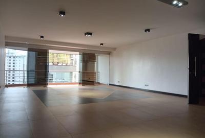 3 Bed Apartment with En Suite in Riverside - 3