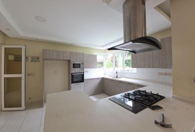 4 Bed Townhouse with Swimming Pool in Runda