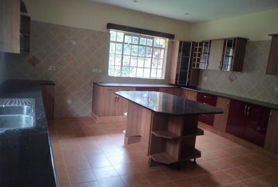 4 Bed Townhouse with Walk In Closet in Spring Valley - 3