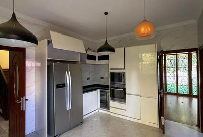 5 Bed Townhouse with En Suite in Lavington - 3