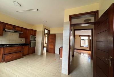 5 Bed Villa with En Suite at Lavington - 3