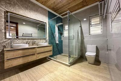 5 Bed House with En Suite in Rosslyn - 2