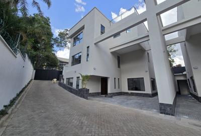 5 Bed House with En Suite in Lavington
