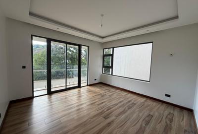 6 Bed Villa with En Suite in Lavington - 2