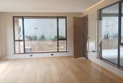 6 Bed House with En Suite in Nyari - 4