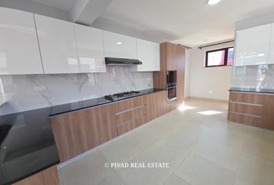 4 Bed Townhouse with Swimming Pool in Membley - 4