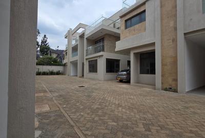 6 Bed House with En Suite in Lavington - 4