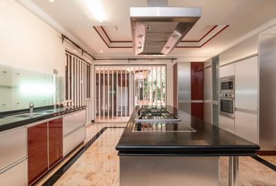 5 Bed Villa with Garden in Runda - 3