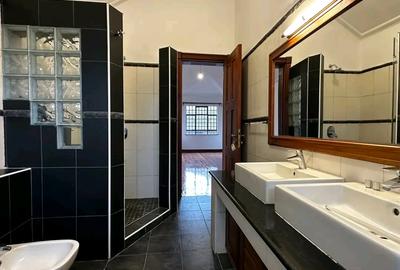 4 Bed Townhouse with En Suite in Spring Valley - 4