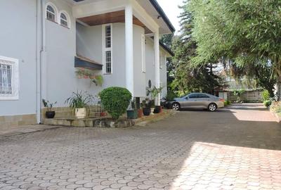 5 Bed House with En Suite in Nyari