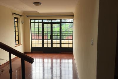 4 Bed Villa with En Suite in Redhill - 4