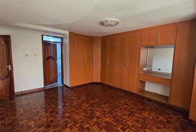 5 Bed House with En Suite in Runda