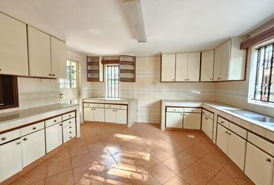 5 Bed Townhouse with En Suite in Lavington
