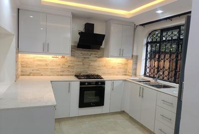 4 Bed House with En Suite in Lavington