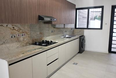 5 Bed Townhouse with En Suite in Lavington - 2