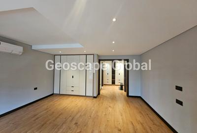 4 Bed House with En Suite in Runda - 2