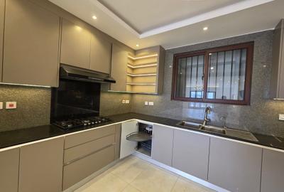 Serviced 4 Bed Apartment with En Suite at 2Nd Parklands - 3