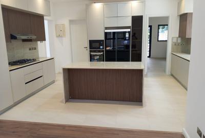 5 Bed Townhouse with En Suite in Lavington - 3